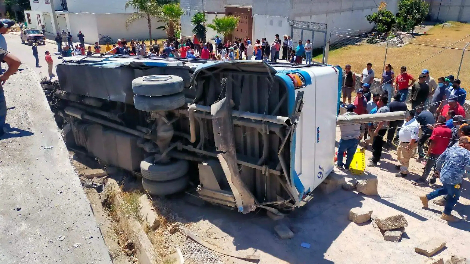 Vuelca con pasajeros un ruta Tepeaca-Acatzingo 1